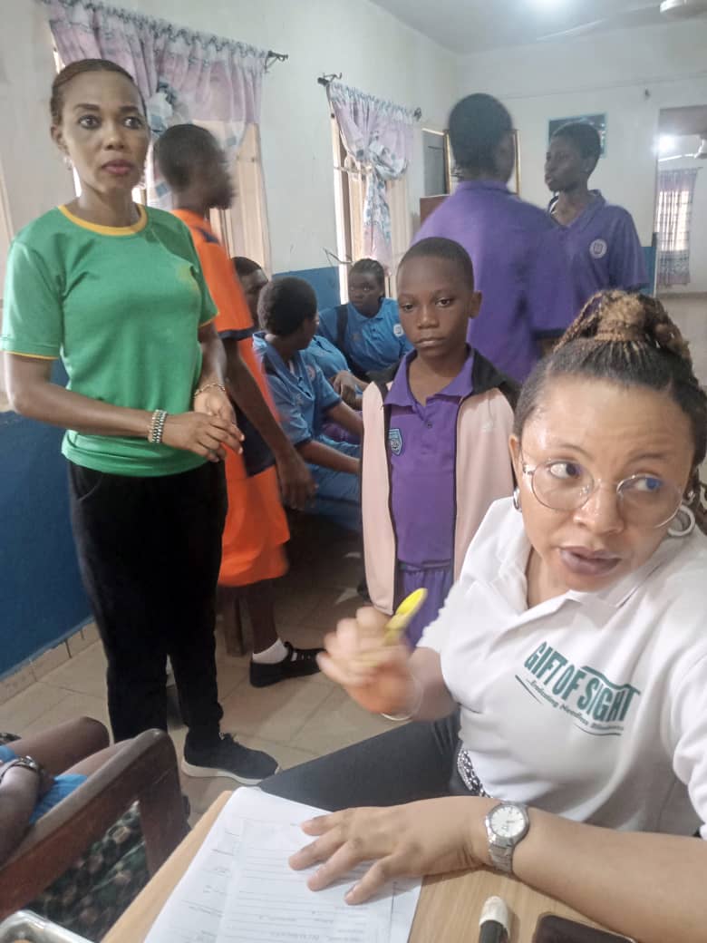 gift of sight goes to schools (30)